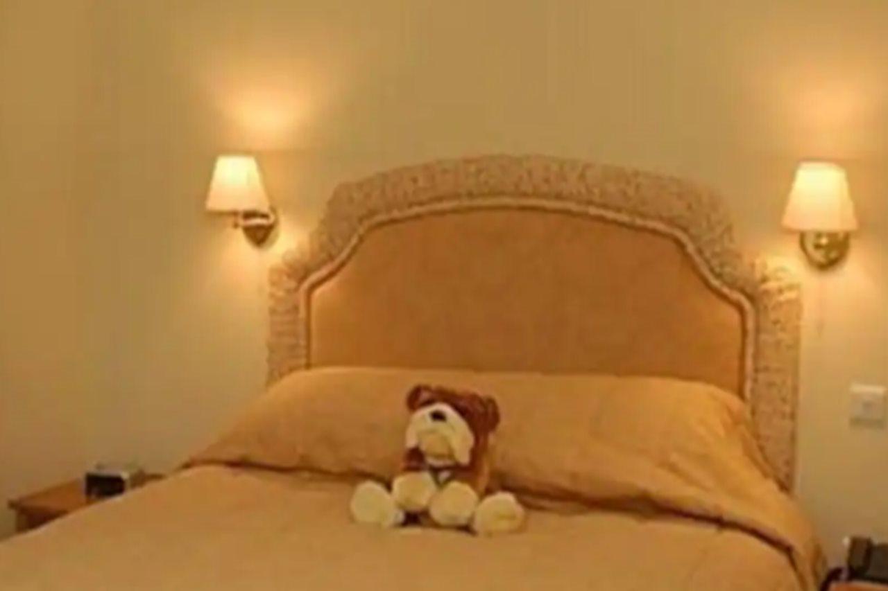Golden Ball Hotel Elsworth Bagian luar foto