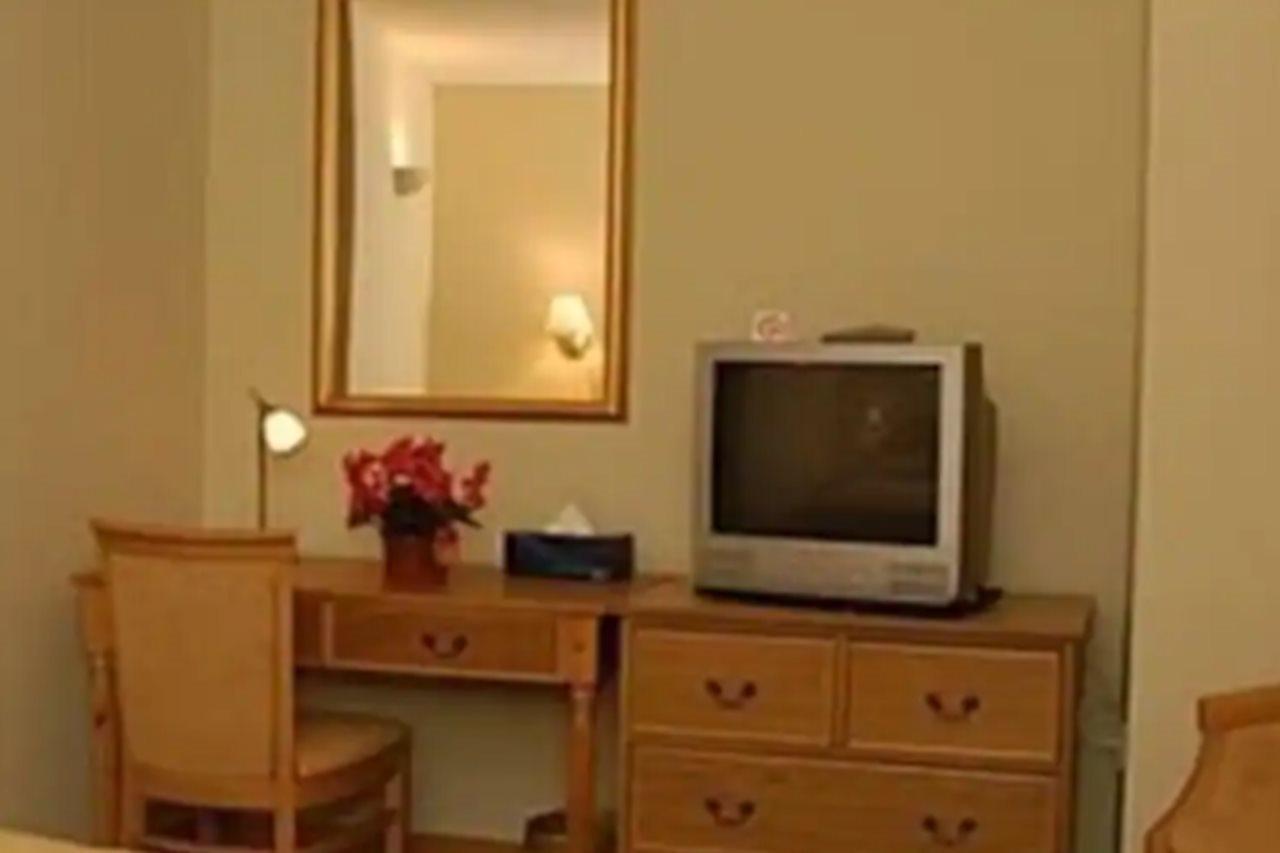Golden Ball Hotel Elsworth Bagian luar foto