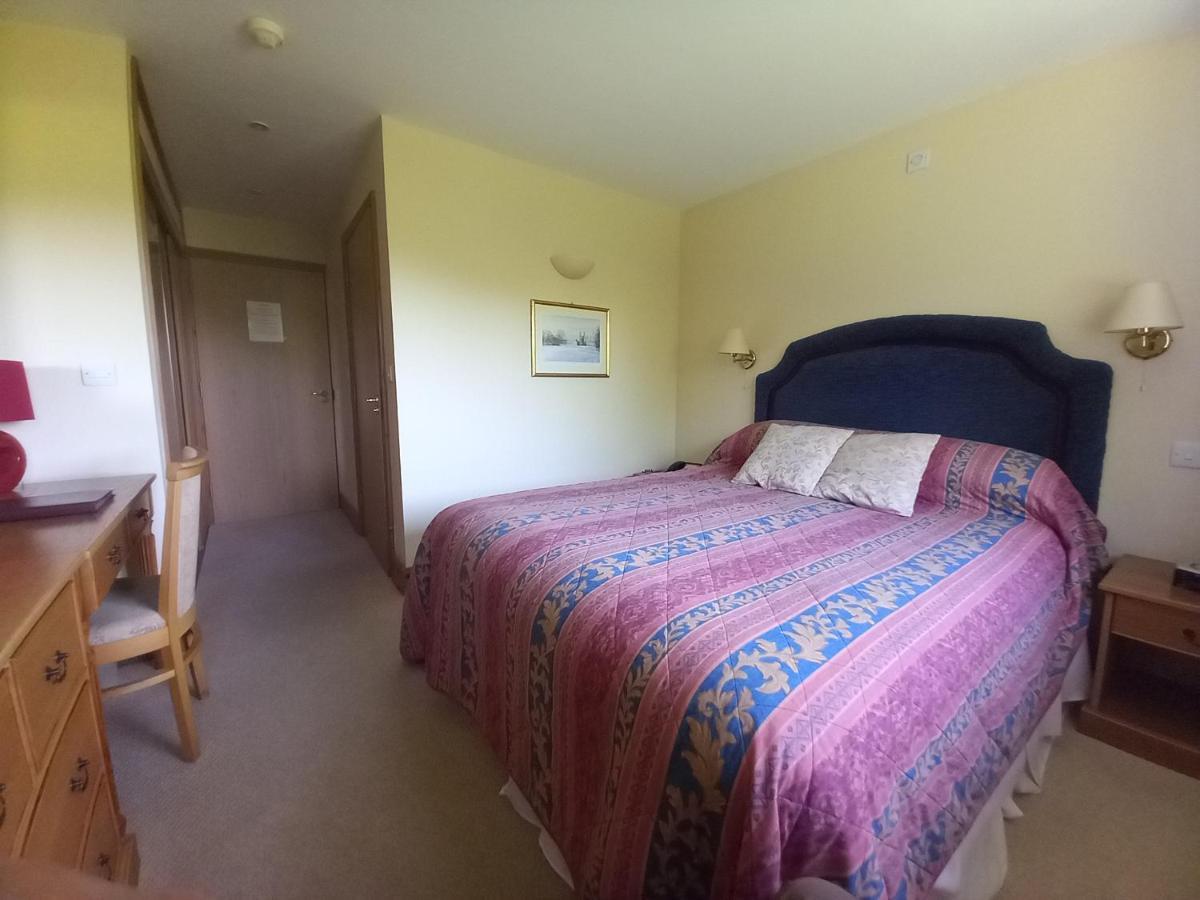 Golden Ball Hotel Elsworth Ruang foto