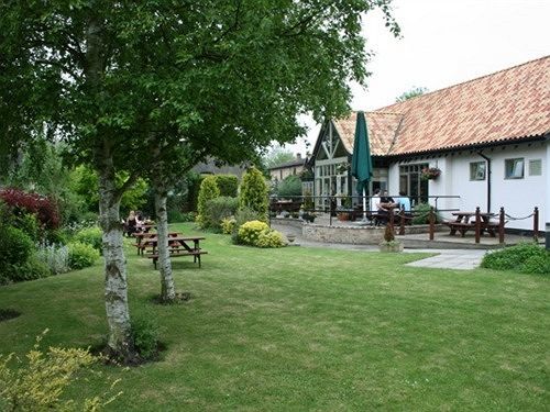 Golden Ball Hotel Elsworth Bagian luar foto